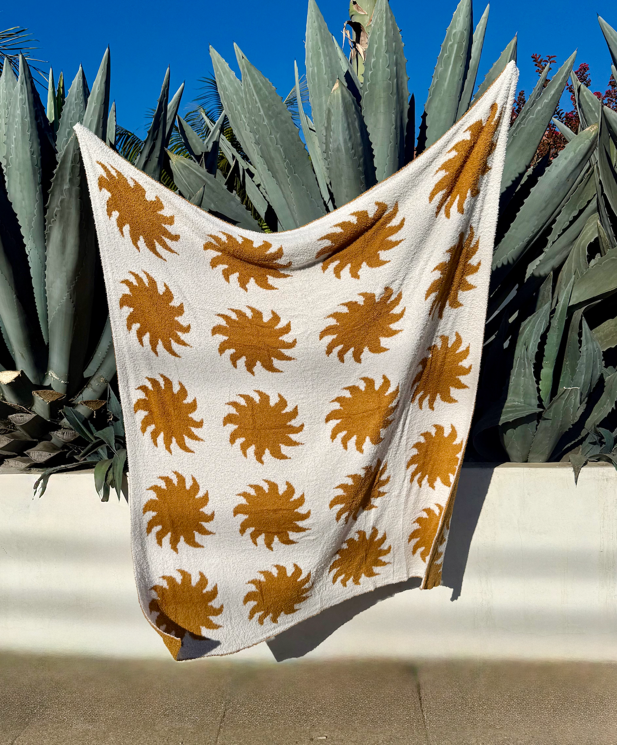 Sun Plush Throw - Buckhorn Brown